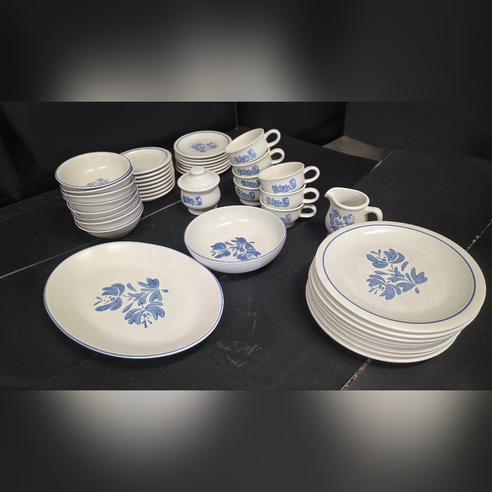 Vintage Pfaltzgraff Yorktowne 42 pieces total